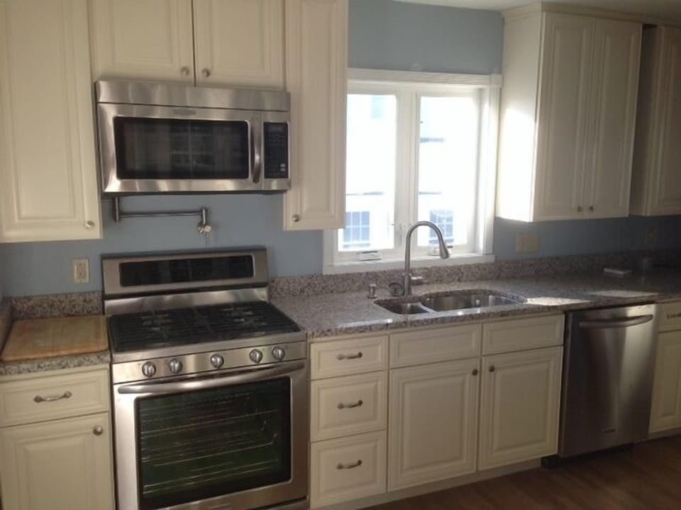 New Kitchen, Granite, Stainless Kitchen Aid appliances, open floor plan!