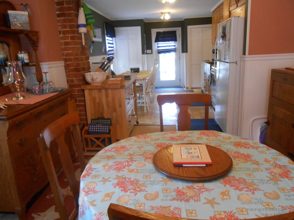Dining room into kitchen