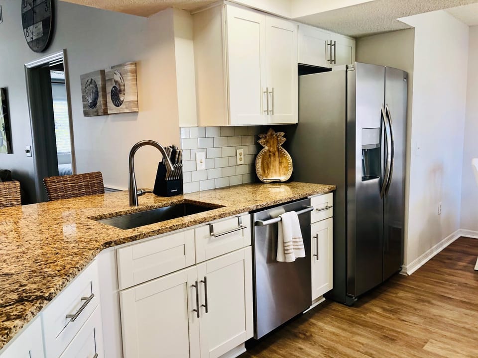 The double wide counter that encompasses the breakfast bar is open to the FR. 