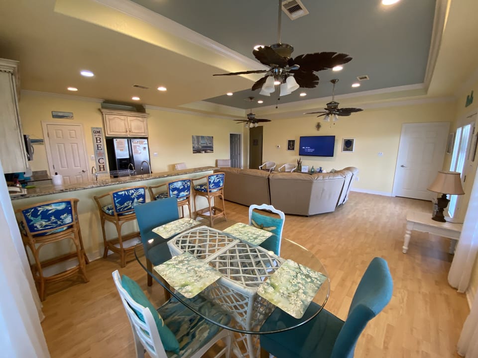 Dining with plenty of seating
