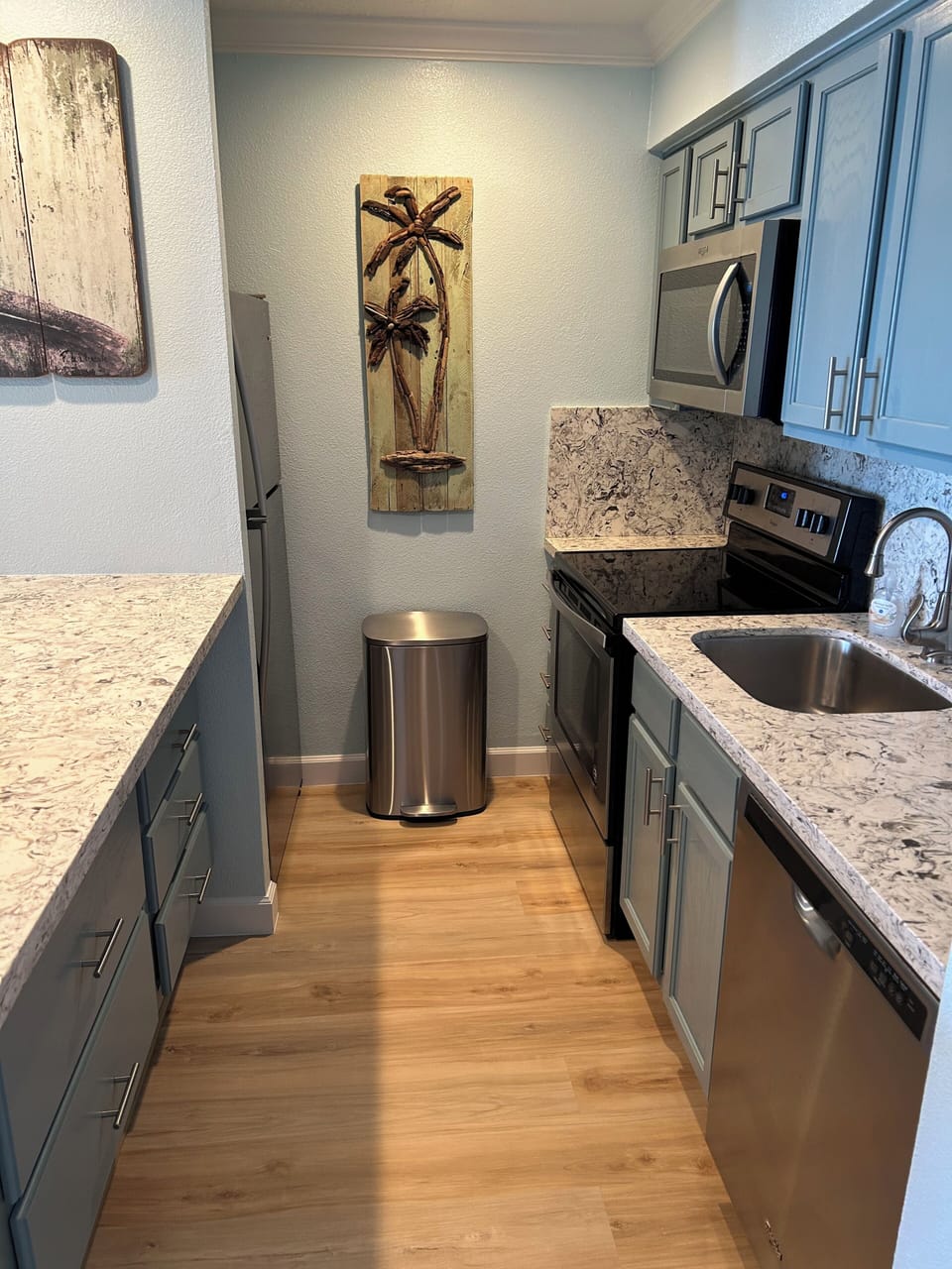 full size fridge w/ice maker,  microwave, oven and dishwasher!