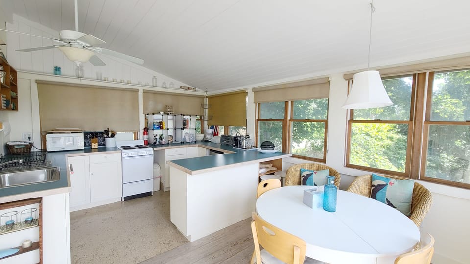 Nicely equipped eat in kitchen