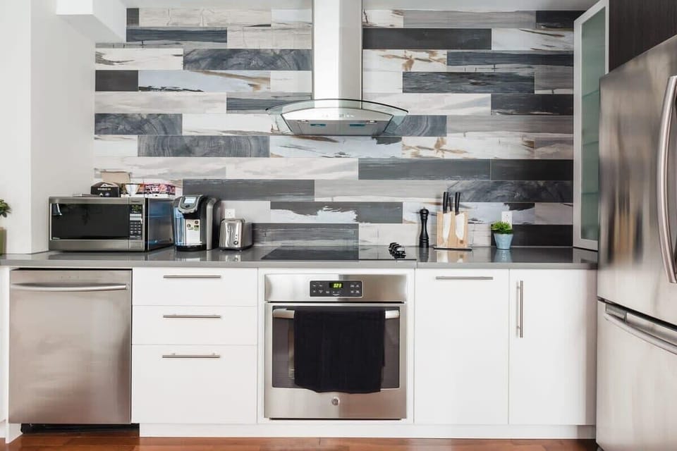 Fully equipped kitchen: dishwasher, Keurig coffee machine with pods provided, sharp knives, olive oil, etc