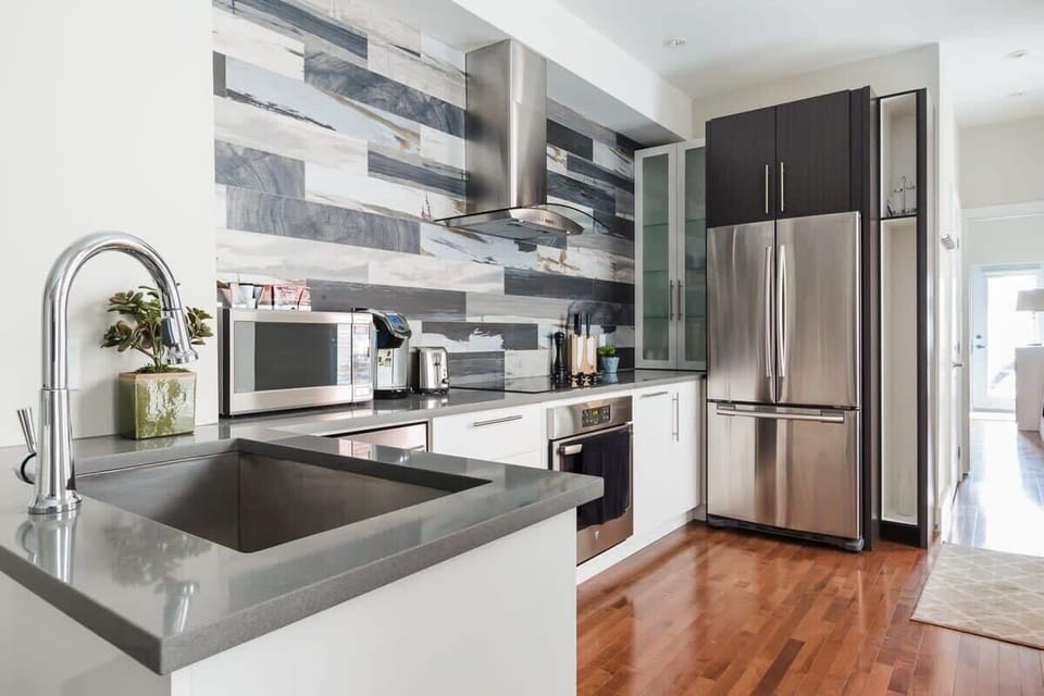 Modern and functional  kitchen with quartz countertop
