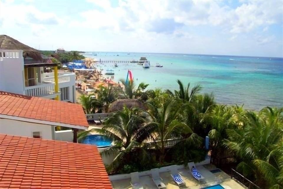 Beach Clubs within walking distance. View South frm rooftop. Dive p/u 100ft.