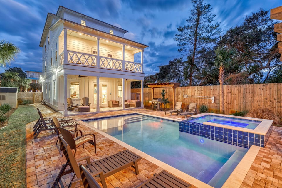 Large Backyard with Private Pool+Spa and Plenty of Outdoor Seating