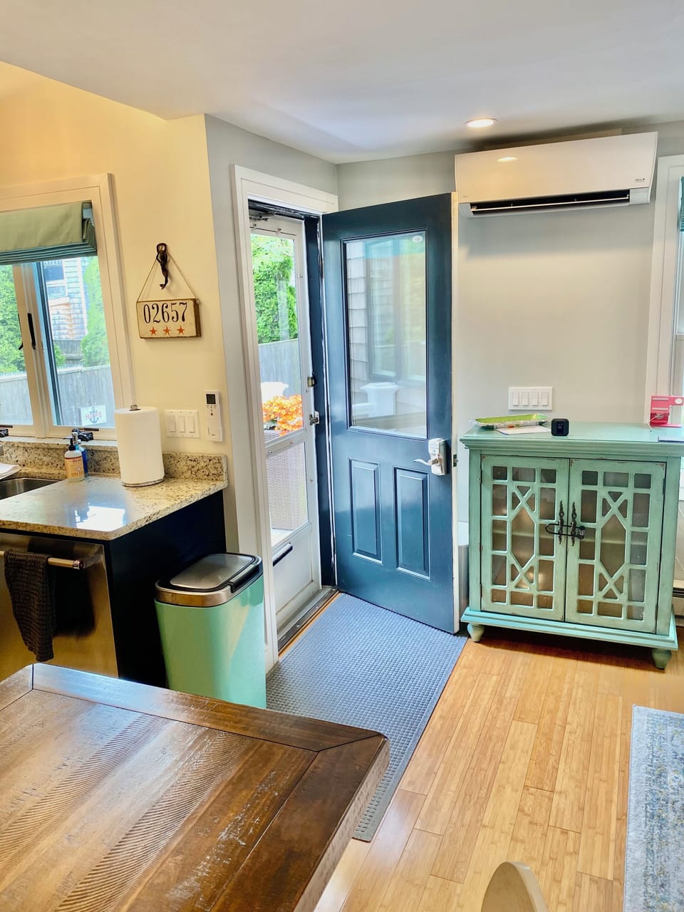 Front door access to open concept LR/DR/Kitchen