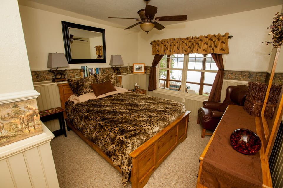 Lakefront queen bedroom with private access to full bath