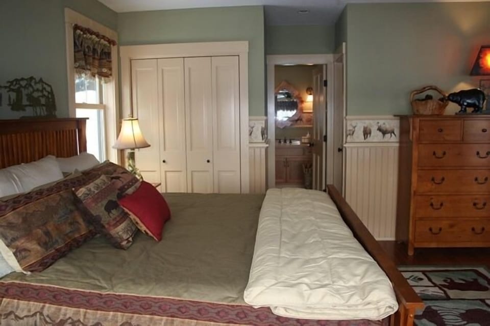 Your lakefront, king master suite (much bigger than the picture makes it look)