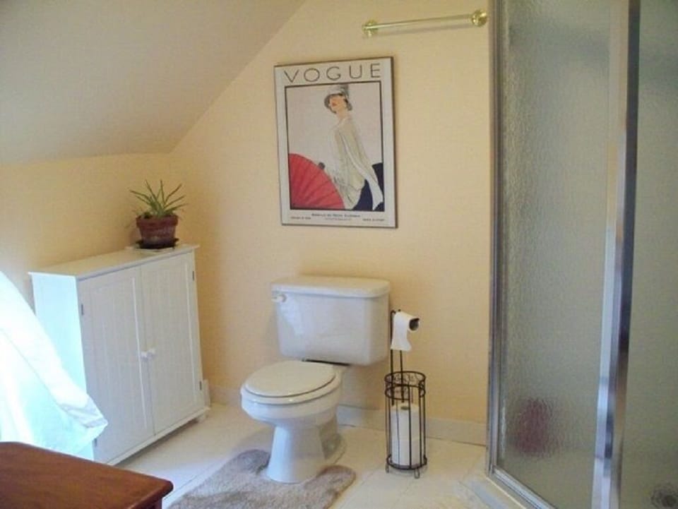 Spacious bathroom with neo-angle shower
