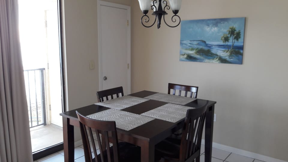Ocean views from the dining area , top quality furniture and beautiful artwork!
