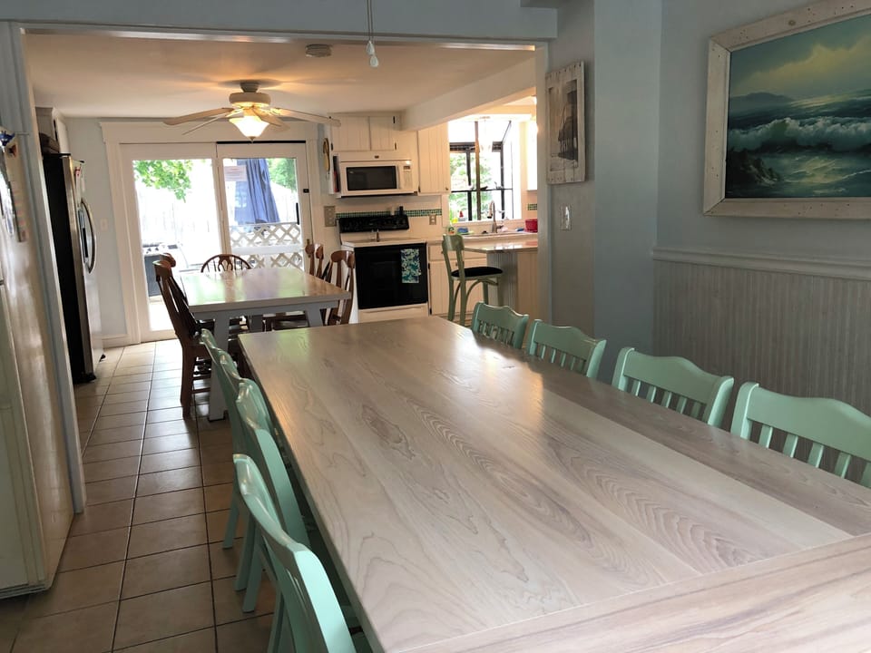 Dining room flowing into kitchen 