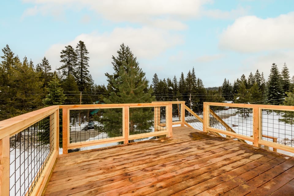 New Spacious Front Deck Great For Summer BBQ