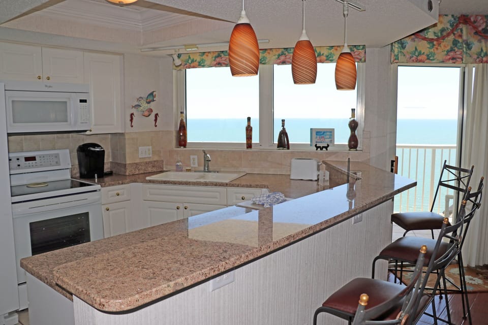 Modern Kitchen, Fully Stocked, Granite Counter Tops w/Kitchen Bar. Great Views 