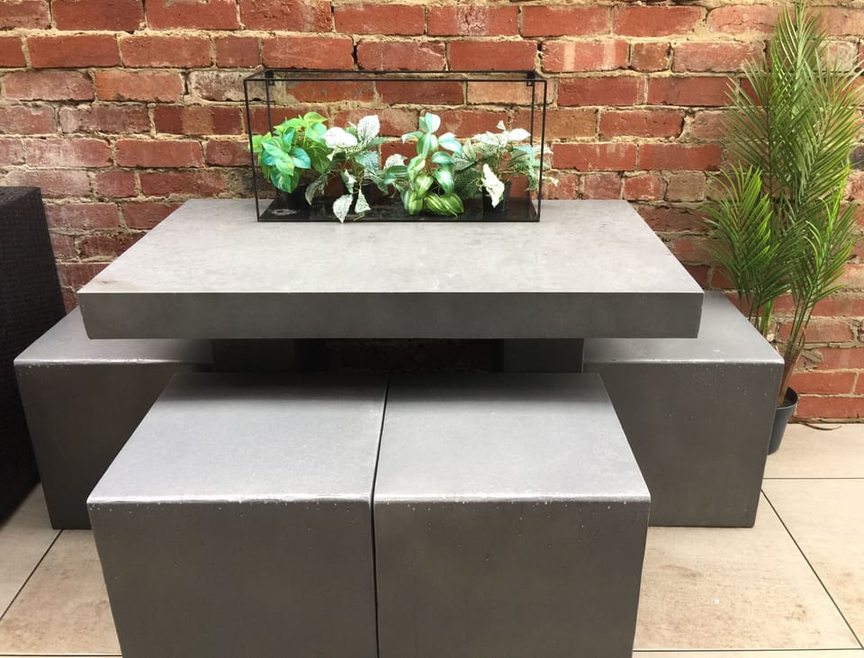 Outdoor dining area in spacious and private courtyard