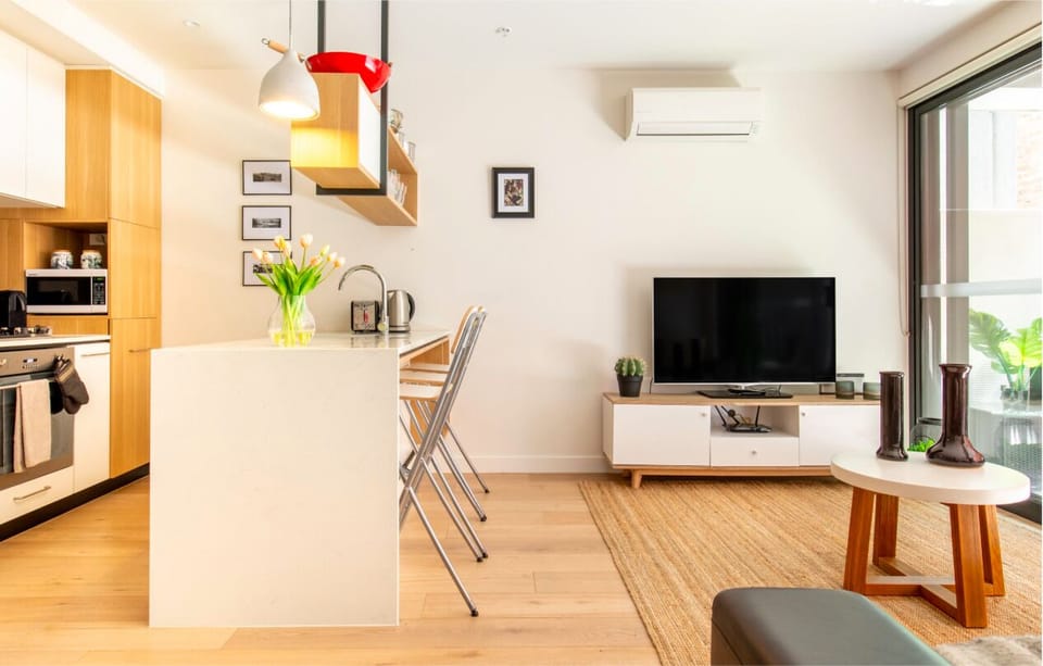  Breakfast bar and lounge with smart TV and Netflix available