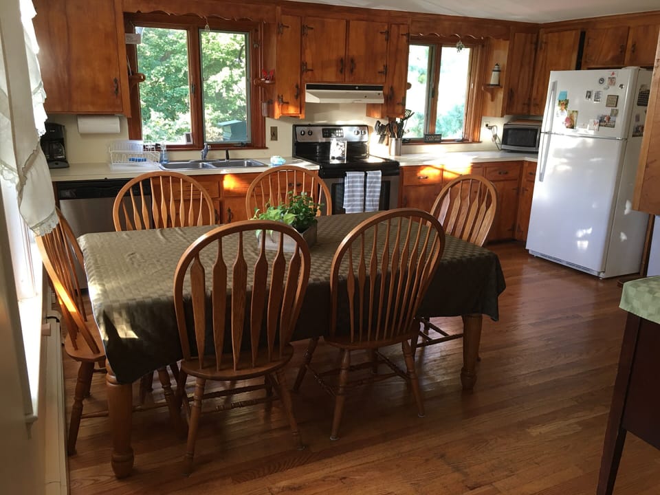 Sunny eat-in kitchen.