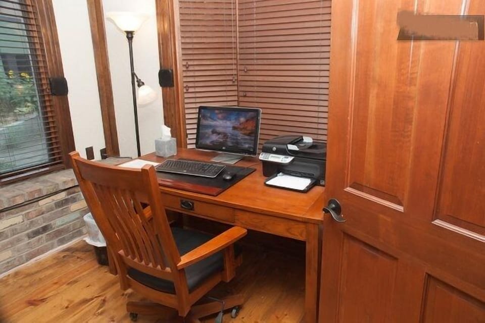 PC & Free WIFI in Computer Area (Master Bedroom)
