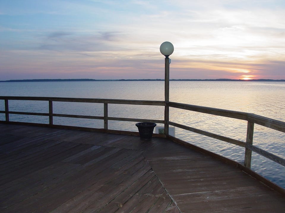 End unit location with spacious wrap around deck/pier area.
