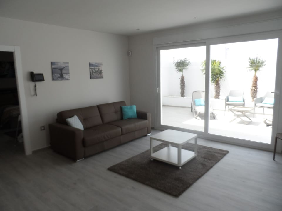 Extra lounge room in the basement with outdoor terras.