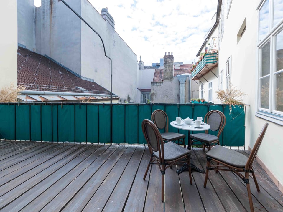 Shared balcony where it is allowed to smoke (only there!)