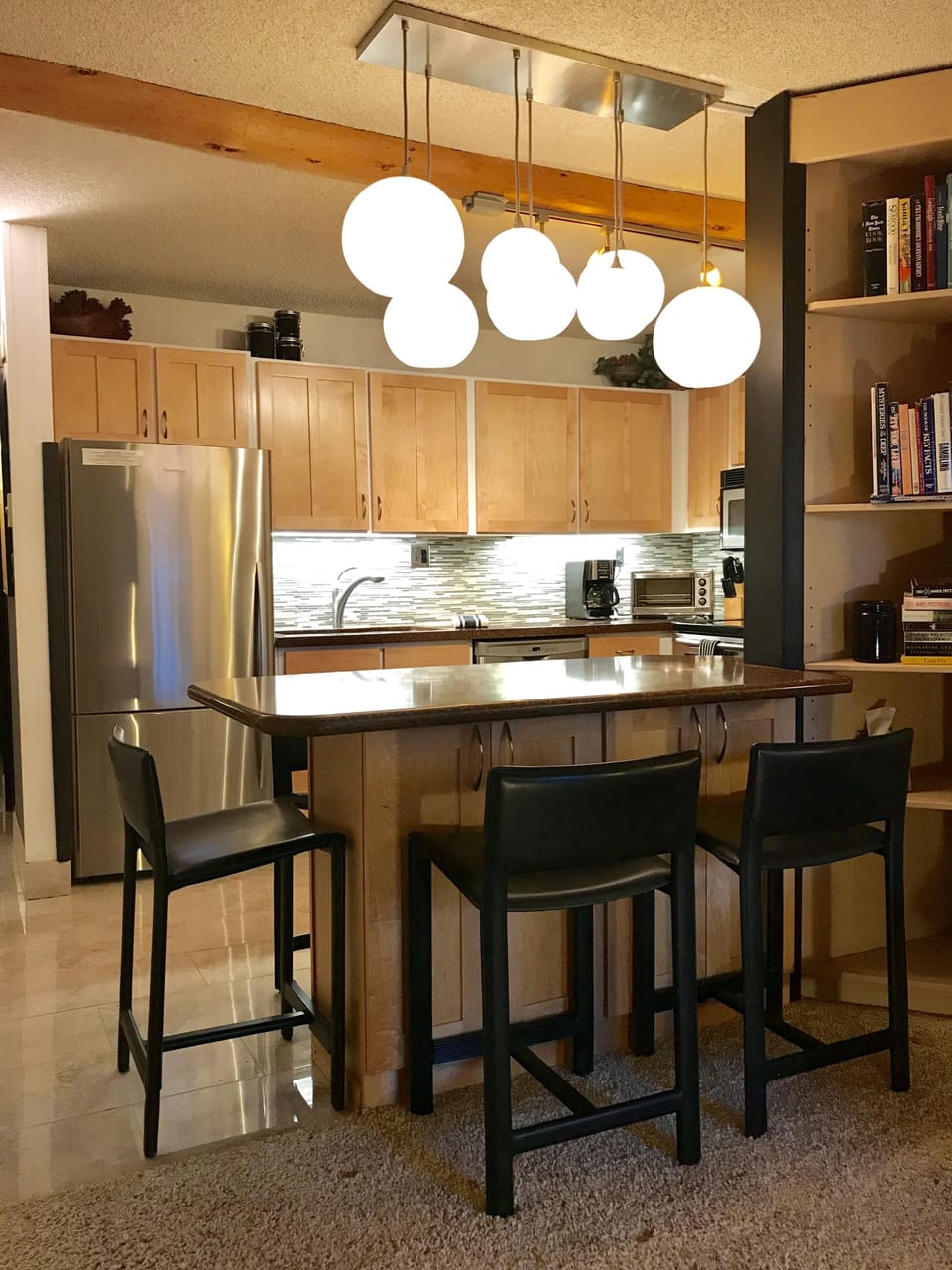 Island area between kitchen and living room -seats 5