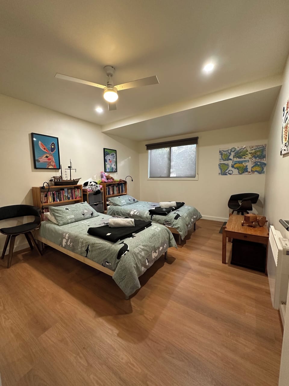 Bedroom with 2 single beds
