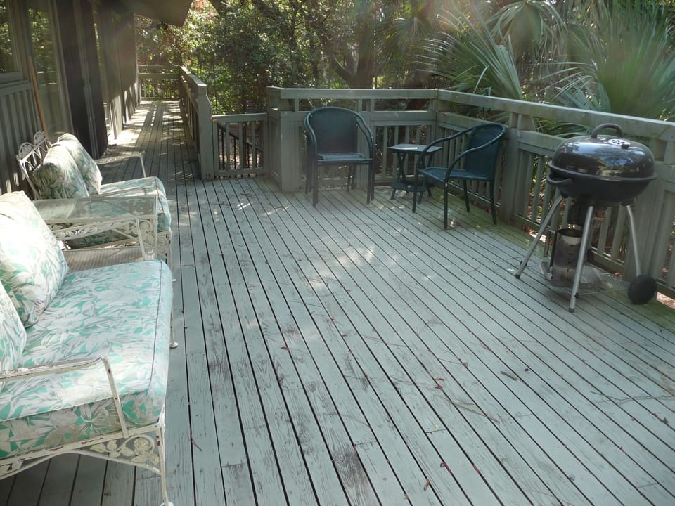 upper deck with grill...