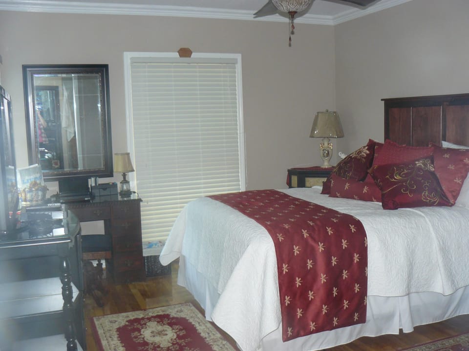 The Master Bedroom:Luxurious bedding, 40 inch TV, desk and internet  connections