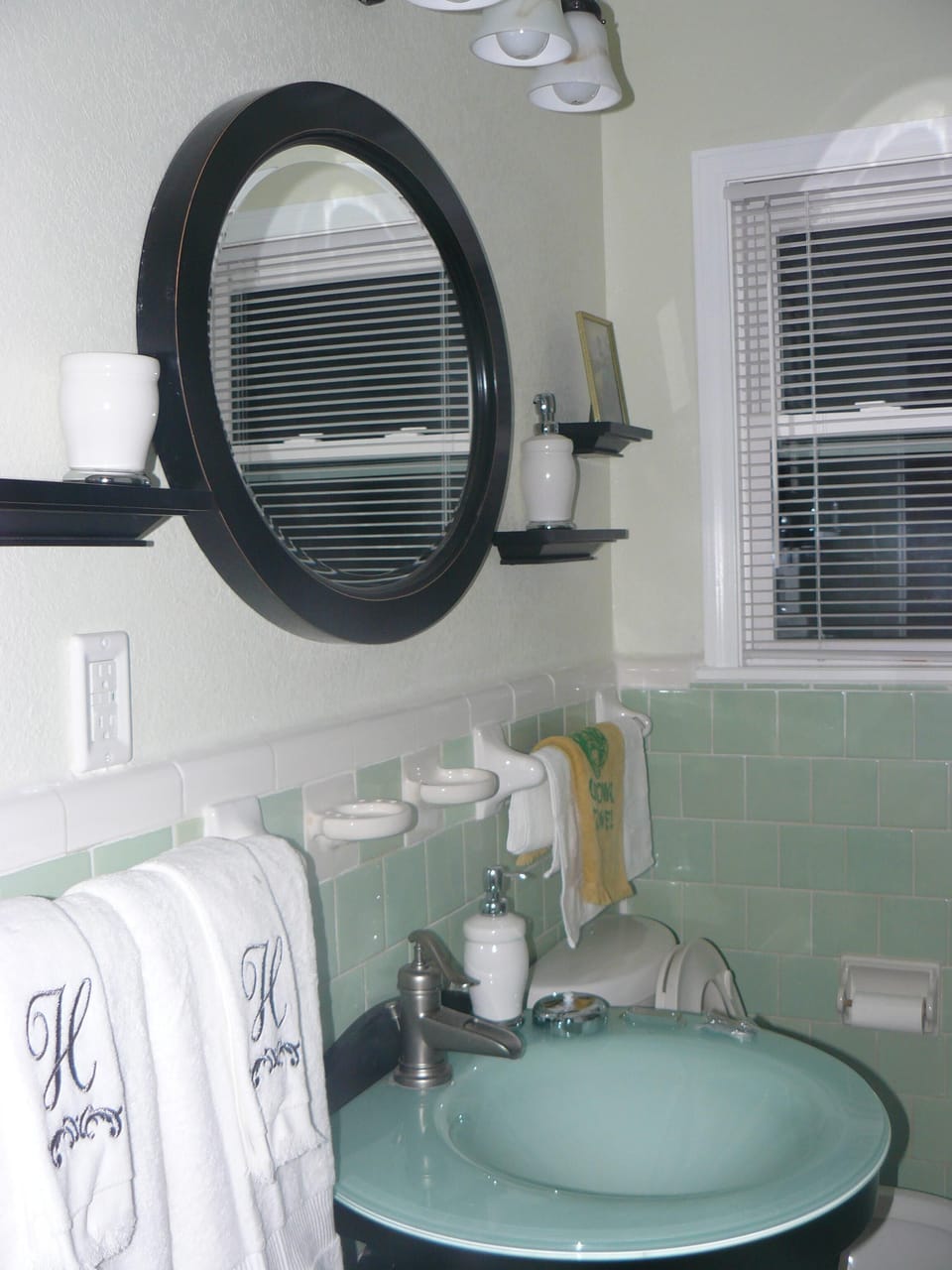 Guest Bath:  Full tub and shower