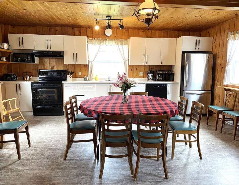 Open kitchen with breakfast table