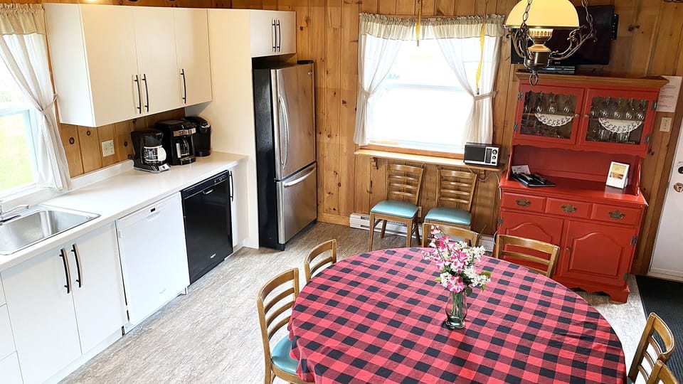 Open kitchen with breakfast table