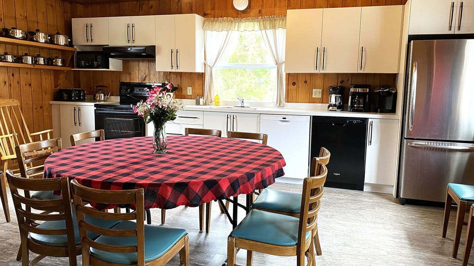 Open kitchen with breakfast table