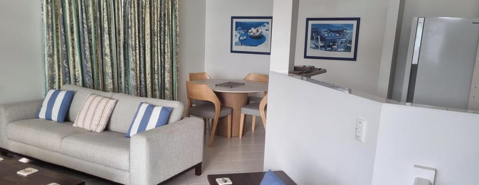 Beachcomber Port Elliot Upstairs lounge and Dining Area
