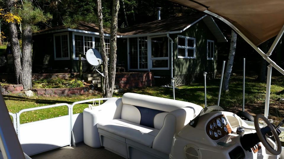 CABIN 10 FEET FROM LAKE WITH PONTOON AT THE DOCK