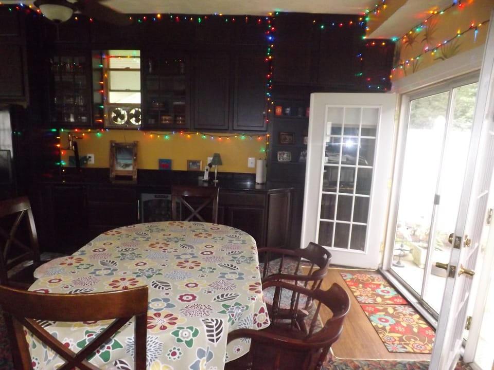 Sunroom/party room connected to two outdoor seating courtyard and patio