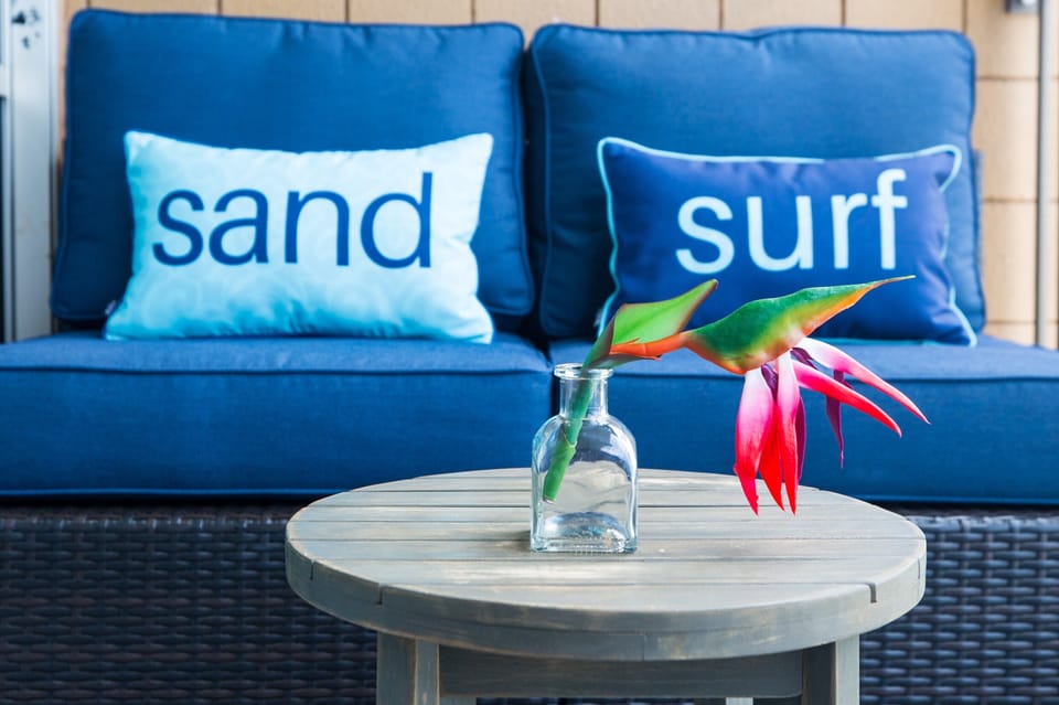 Enjoy a rare 180 unobstructed view of Haleakala and the ocean from lanai couch!
