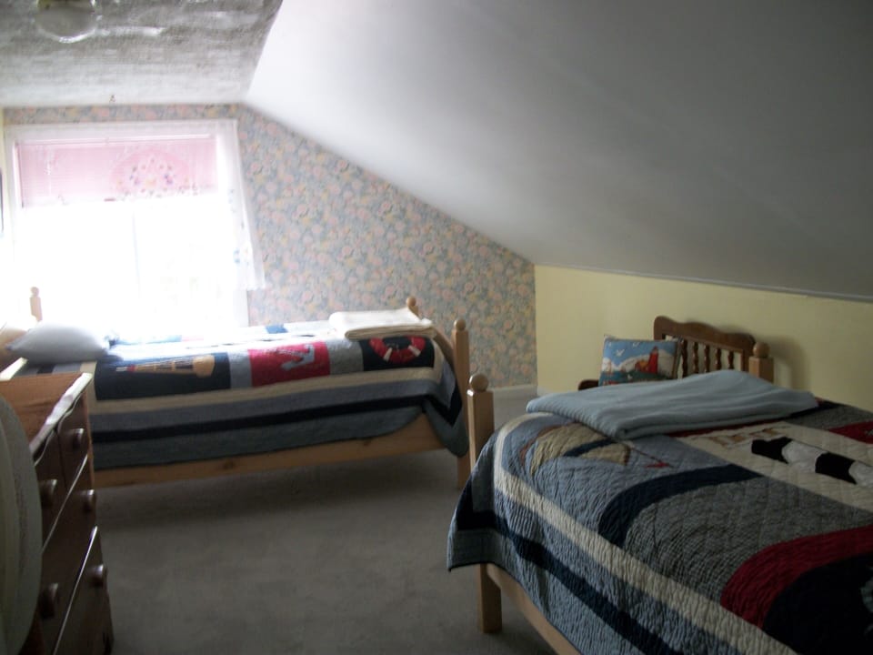 2 twin beds upstairs
