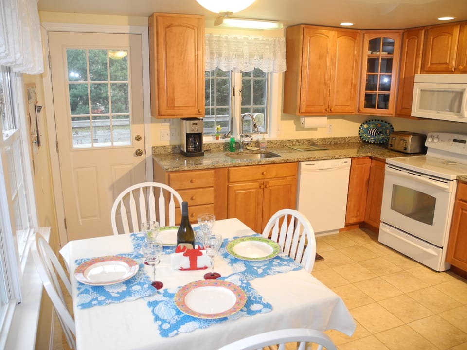 Fully equipped eat-in kitchen includes lobster pot. Expandable table.