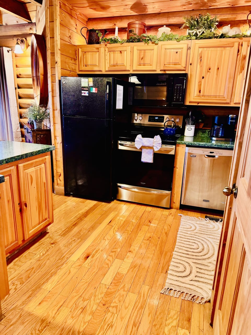 New refrigerator, stove and dishwasher; well-equipped kitchen