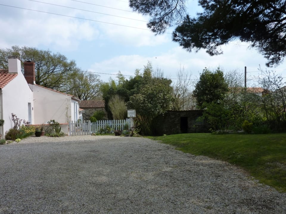 entrance and parking for the cottage