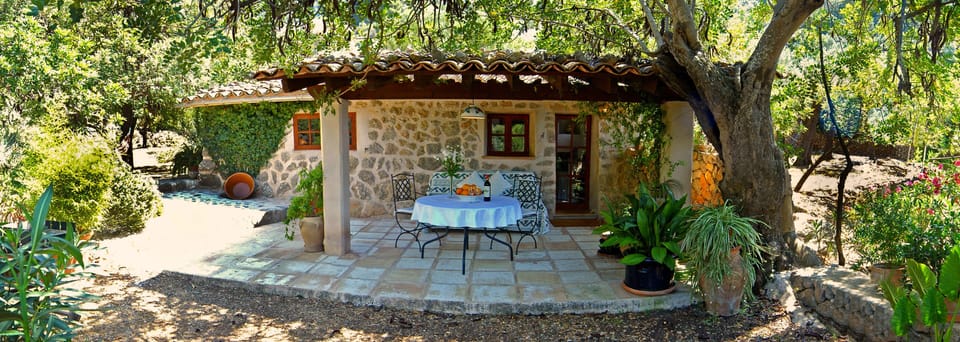 House is free standing surrounded by a garden with no immediate neighbors 