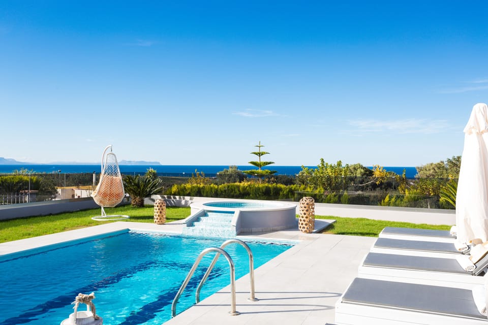 25 m2 private swimming pool and outdoor jacuzzi...everything you need on a hot s