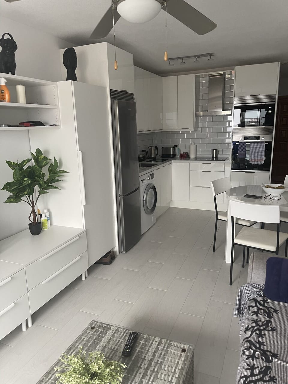 Living & Kitchen Area. Includes Washing Machine, Air Con & Bosch Appliances