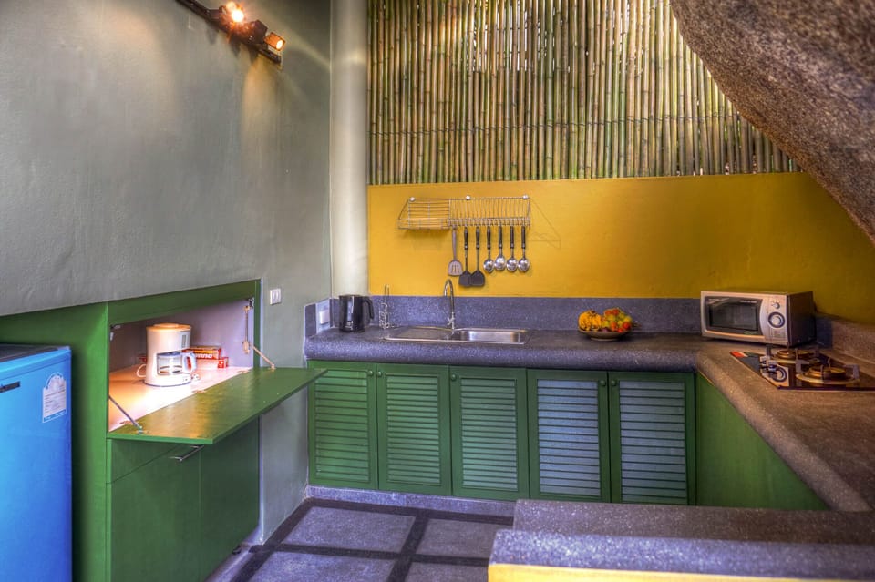 Creatively designed Tropical Kitchen