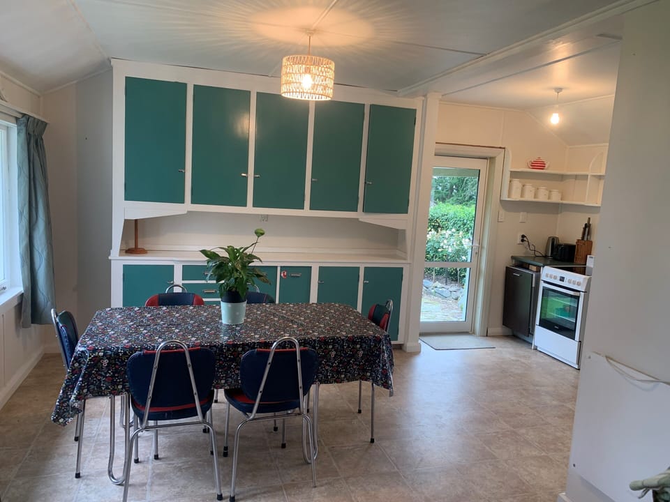 Open plan kitchen & dining area. 