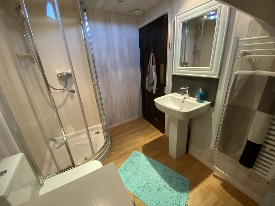 Main bathroom, and its shower with THE best pressure! 