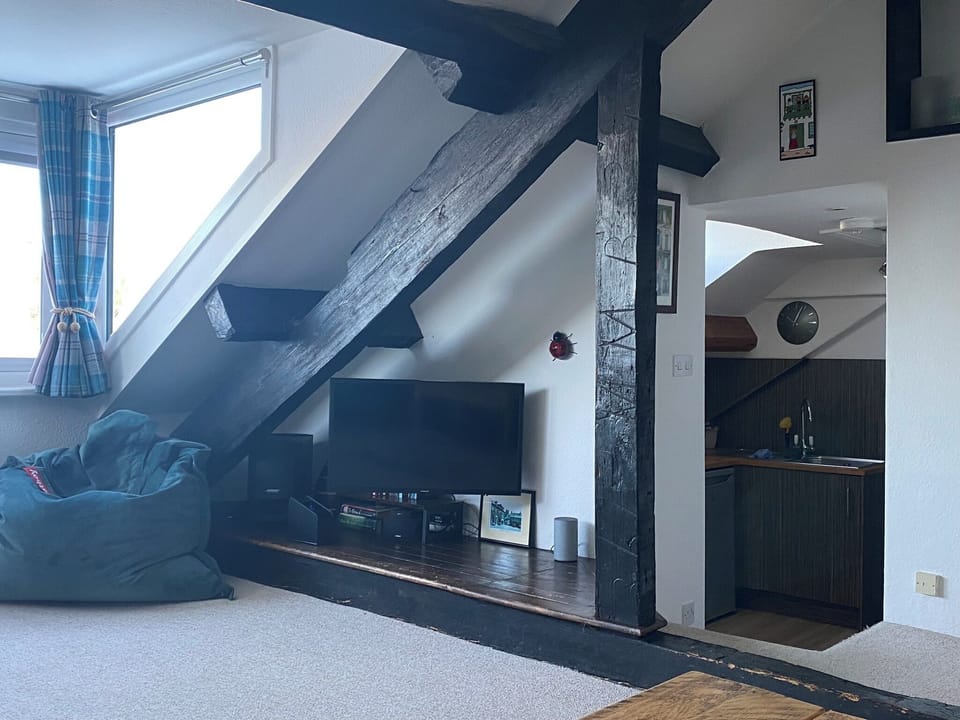 Quality fitting throughout.  Samsung TV.  Bose surround sound. Alexa Echo.