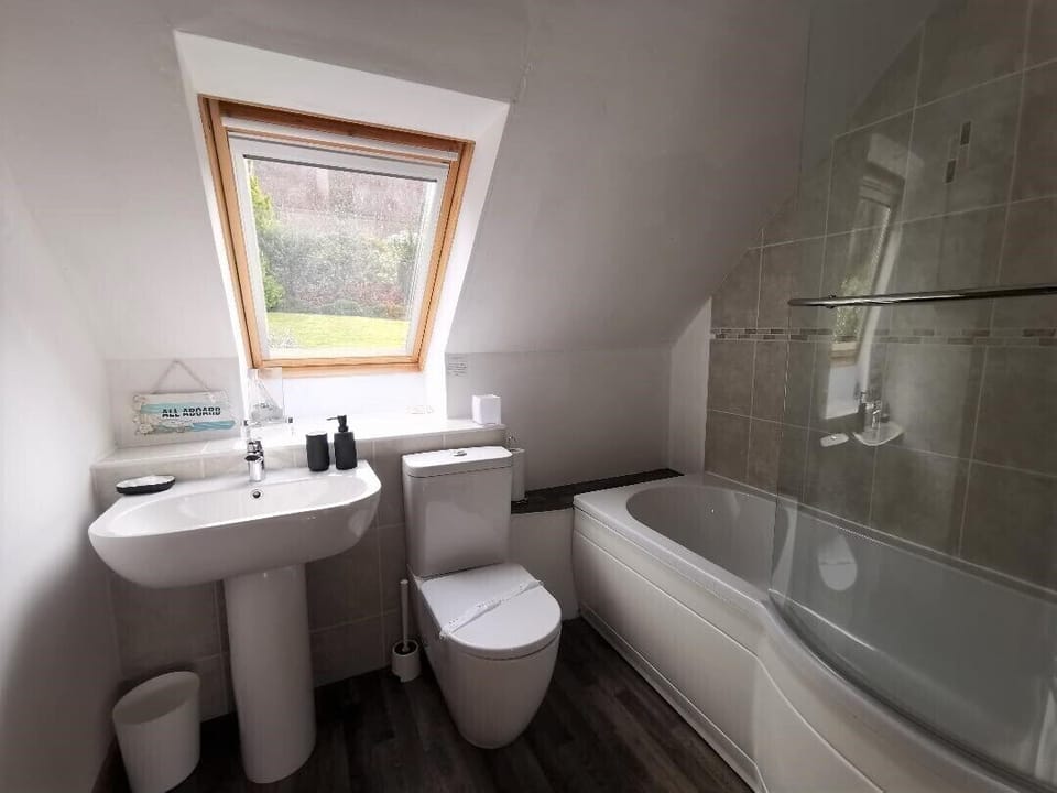 King bedroom with en-suite and deep bath/shower. Overlooks rear garden.