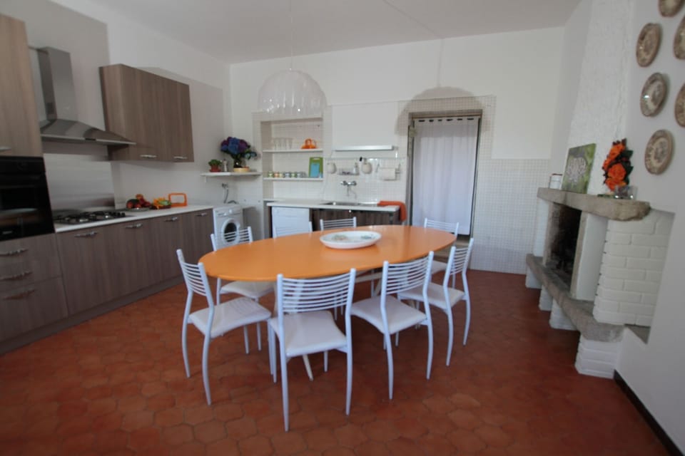 Large table for 8 people
